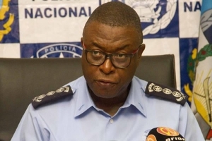 Não há polícias &quot;fantasma&quot;, diz comandante da polícia angolana