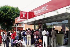 Emis justifica enchentes nos multicaixas em Luanda com logística em período salarial