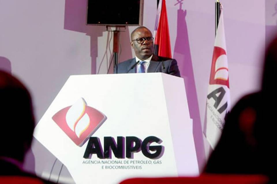 Angola &quot;adormeceu à sombra do sucesso durante oito anos&quot;, diz Agência de Petróleo
