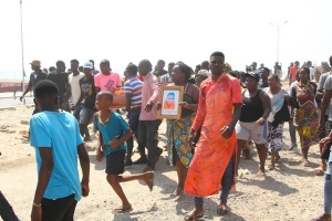 Manifestantes colocam caixão dentro de esquadra no Sambizanga em Luanda