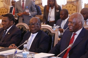 Tchizé do Santos elogia humildade de José Eduardo dos Santos ao regressar ao palácio