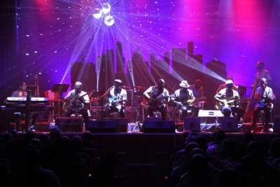 Jovens do Prenda a actuarem no Show do Mês