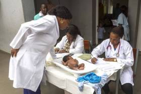 Médicos ameaçam paralisar os serviços devido a atraso nos salários