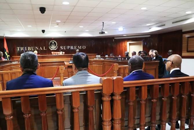 Tradução e autenticação de provas interrompem por 15 dias julgamento dos generais "Kopelipa e Dino"
