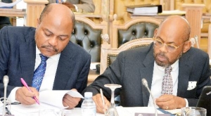 Admissões na função pública em Angola voltam a ficar congeladas em 2018