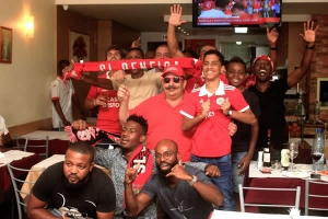 Benfica campeão: Benfiquistas celebram em restaurantes de Luanda mas as maiores festas são na periferia