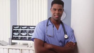 Há mais de 200 enfermeiros falsos em Angola, diz bastonário