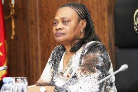 Governadora de Luanda pede desculpas aos citadinos pelos amontoados de lixo