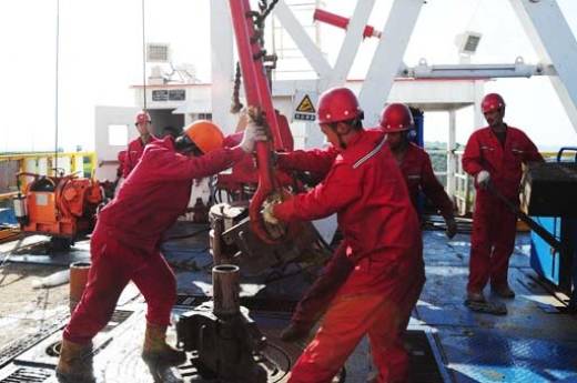 Angola aprova regime especial para aumentar produção petrolífera em "campos maduros"