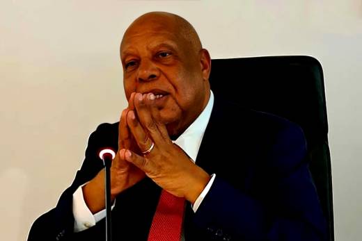 Higino Carneiro pré-candidato à liderança do MPLA propõe romper com o "sim, Chefe"