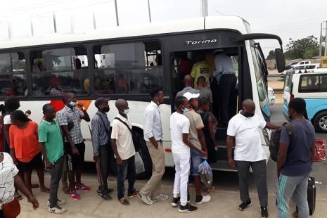 Transportadoras de passageiros públicas e privadas retomam operações em Luanda