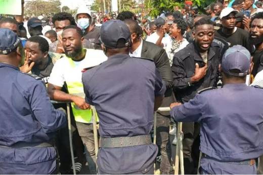 Angolanos marcharam para pedir ao governo que reverta aumentos nos preços dos combustíveis