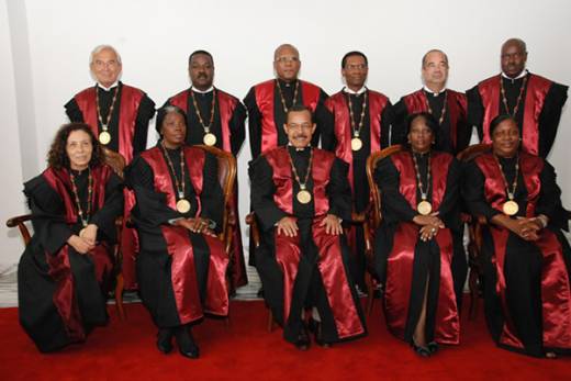 Tribunal Constitucional aprova revisão constitucional mas rejeita submissão entre órgãos de soberania