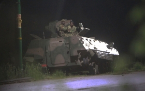 oldados são vistos em tanque na capital Harare, no Zimbábue, na madrugada de quarta-feira (15) 