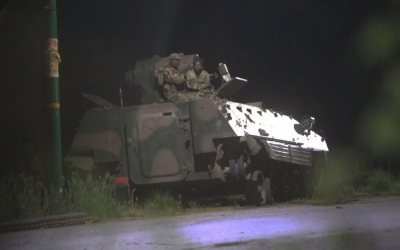 oldados são vistos em tanque na capital Harare, no Zimbábue, na madrugada de quarta-feira (15)