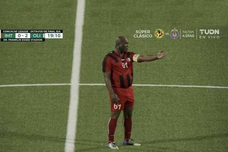 Vice-presidente do Suriname tem 60 anos e é titular num jogo oficial da CONCACAF