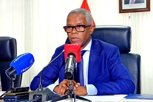 “Não há erros sem perdão” diz ministro sobre condecoração de Savimbi e Holden Roberto