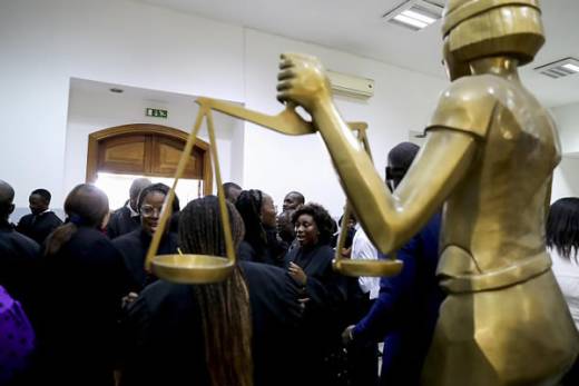 Governo angolano diz que greve dos oficiais de justiça é ilegal