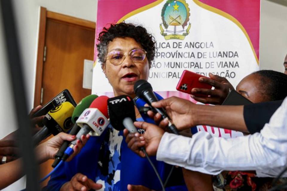 Professor Angolano Que Liderou Protesto De Alunos Alvo De Processo Disciplinar Governo Fala Em 