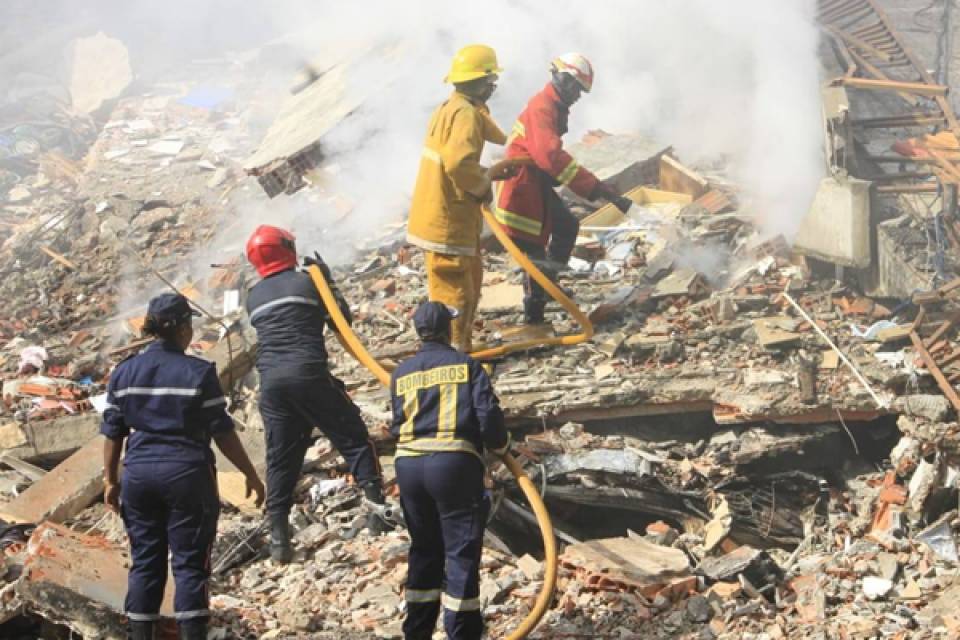 Luanda: Seis andares de edifício da Avenida Comandante Valódia desabam, moradores dizem há vítimas