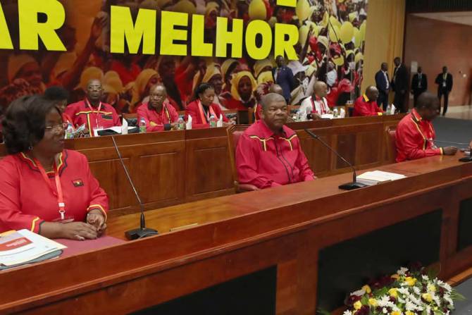 Higino Carneiro no centro da reunião do Comité Central do MPLA sobre o próximo congresso