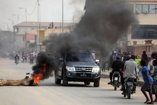 Pilhagens, barricadas e pneus queimados marcam início da greve dos taxistas em Luanda