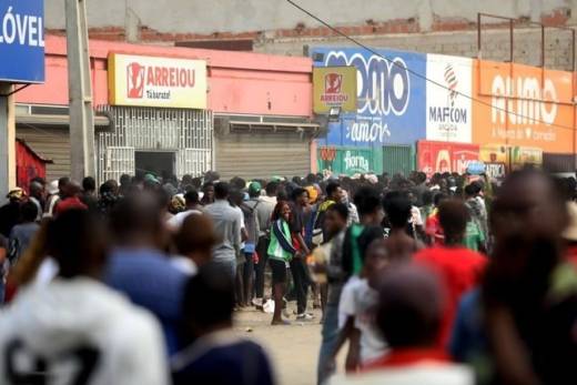 Luanda volta a registar mais um saque a supermercados e vandalismo nos subúrbios