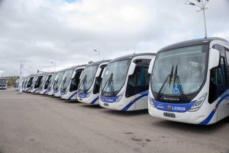 Governo angolano vai deixar de atribuir a privados autocarros para serviço de transporte público