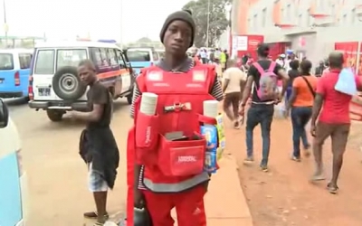 Venda ambulante de café por Luanda é sustento para jovens angolanos