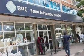 Funcionários do estatal BPC pedem suspensão dos despedimentos