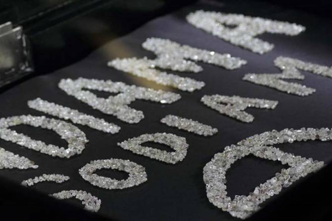 SODIAM embolsou 15,5 milhões de dólares com a licitação de 17 diamantes especiais