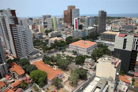 Angola alivia restrições Covid mas mantém interditas praias e piscinas públicas
