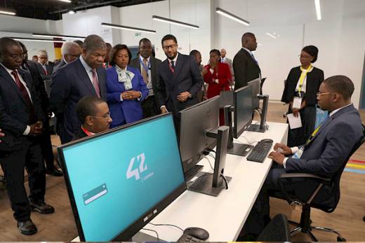 João Lourenço inaugura a primeira escola virtual internacional “A42” primeira em África