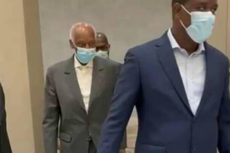 Imagem rara mostra José Eduardo dos Santos debilitado no Dubai a embarcar para Barcelona