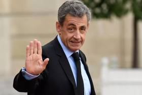 Ex-presidente francês Nicolas Sarkozy é condenado a 3 anos de prisão