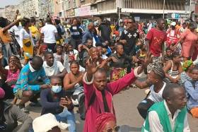 Centenas protestaram em Luanda contra aumento de propinas queixando-se de impedimentos da polícia