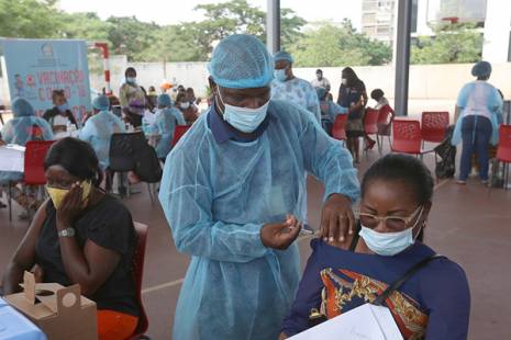 Covid-19: Postos de vacinação em Luanda duplicam procura, com filas intermináveis