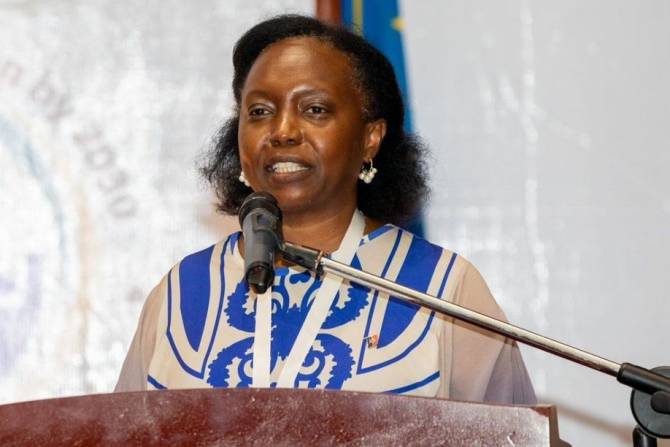 Ministra da Saúde anuncia recrutamento de seis mil profissionais em 2026