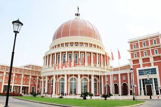 Parlamento angolano vai convocar sessão extraordinária para votar novo presidente