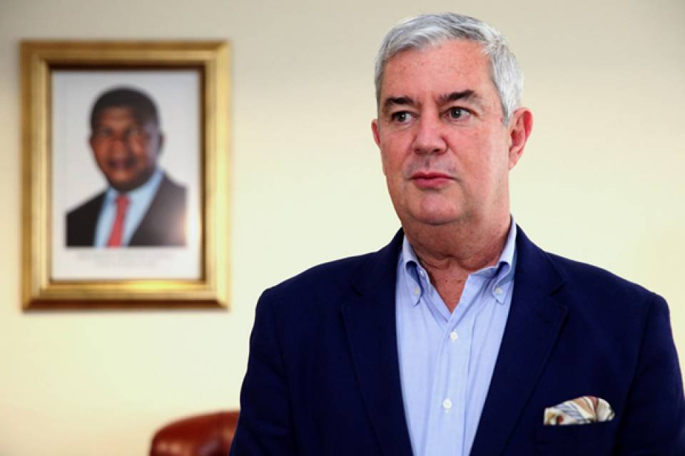 Embaixador de Portugal em Angola “culpa” intermediários pela demora nos vistos