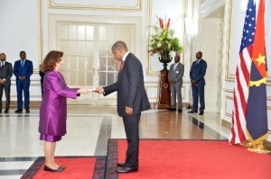 Nova embaixadora dos EUA lembra que regresso dos dólares só depende de Angola