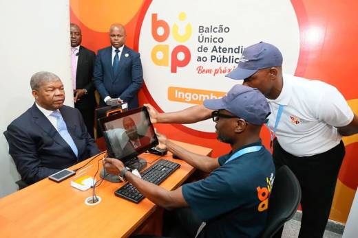 João Lourenço oficializa abertura do registo eleitoral e atualiza os seus dados