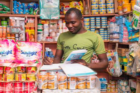 Comerciantes africanos em Angola querem apoio para legalizar 300 mil &quot;mamadus&quot;