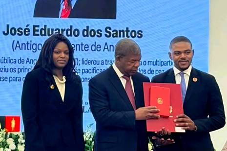 Angola reconhece &quot;papel ímpar&quot; de ex-Presidente José Eduardo dos Santos
