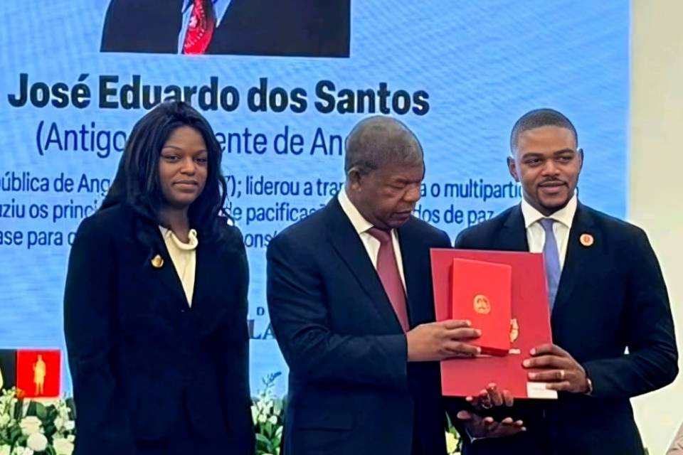 Angola reconhece &quot;papel ímpar&quot; de ex-Presidente José Eduardo dos Santos