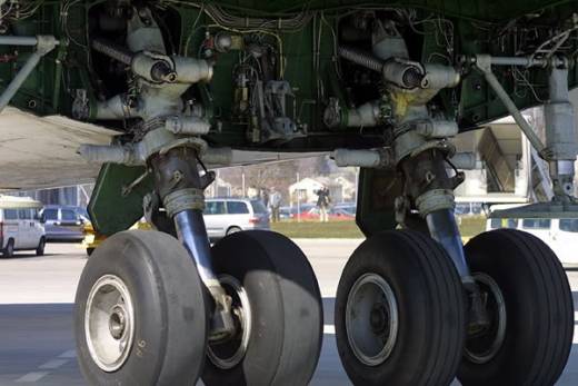 Imigrante ilegal sobrevive a voo escondido em trem de aterragem de avião nos EUA