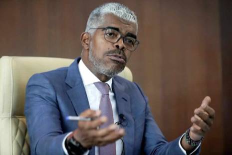 Ministro dos Transportes angolano defende liberalização do espaço aéreo africano