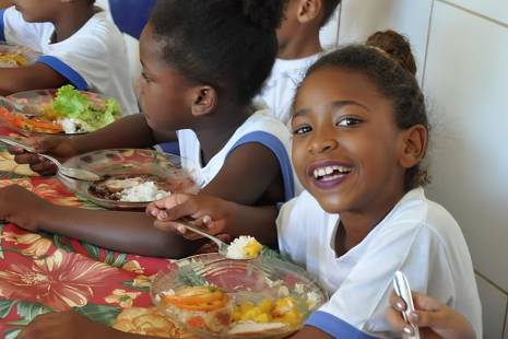 Angola vai alargar dotações em 2026 para programa de alimentação escolar a todo país
