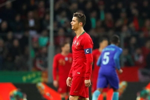 Holanda goleia Portugal por 3 - 0 e faz &#039;soar o alarme&#039; nos campeões da Europa