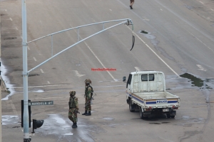 Zimbabué: UE, preocupada e vigilante, apela à calma no país